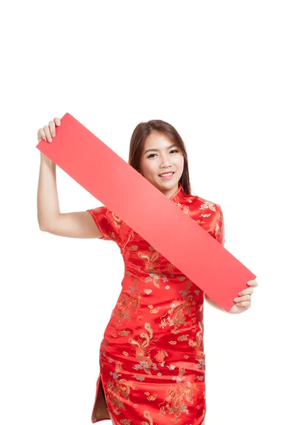 Asiatisk tjej i kinesiska cheongsam klänning med röda tomt tecken — Stockfoto