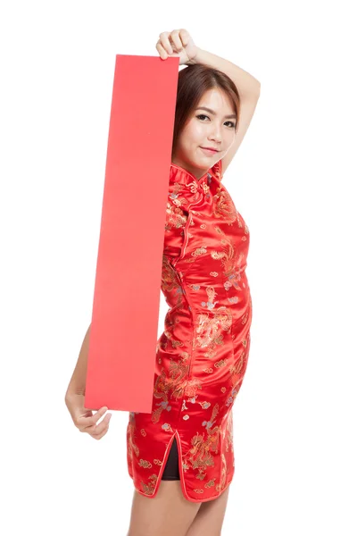 Asiatisk tjej i kinesiska cheongsam klänning med röda tomt tecken — Stockfoto