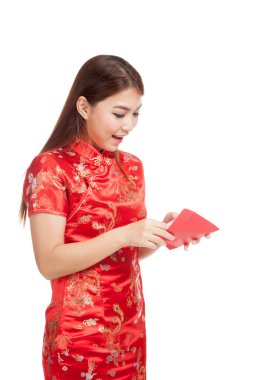 Asyalı kız cheongsam Çin elbise ile kırmızı zarf