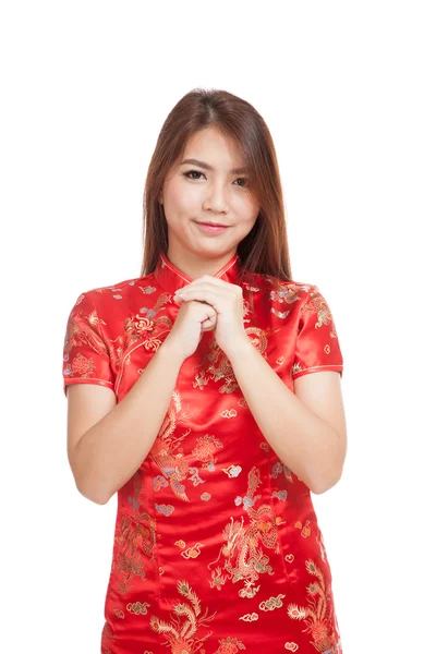 Asiatique fille en chinois cheongsam robe avec geste de congratula — Photo