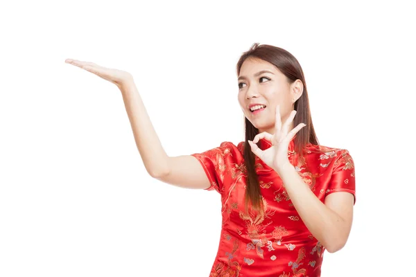 Asiatique fille en chinois cheongsam robe spectacle OK avec espace vide — Photo