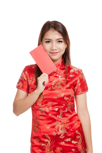 Asiatisk tjej i kinesiska cheongsam klänning med röda kuvertet — Stockfoto