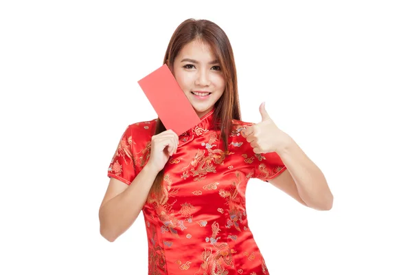 Aziatische meisje in chinese cheongsam jurk duimen omhoog met rode omhullen — Stockfoto