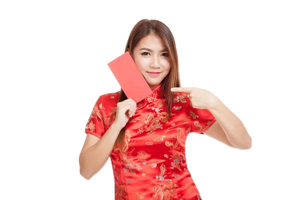 Asiatique fille en chinois cheongsam robe point à enveloppe rouge — Photo