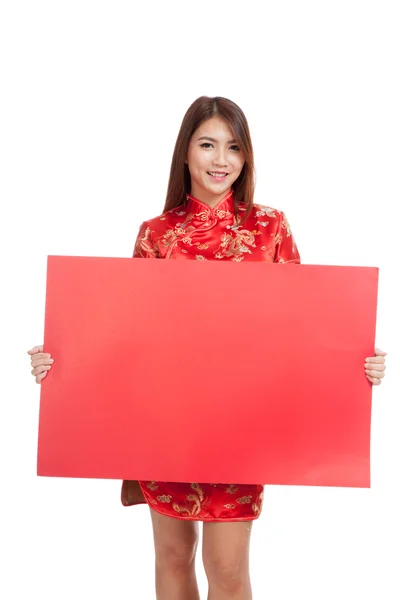 Asiatique fille en chinois cheongsam robe avec rouge signe blanc — Photo