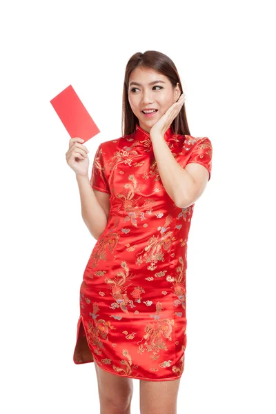 Asiatique fille en chinois cheongsam robe avec enveloppe rouge — Photo