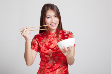 Asyalı kız cheongsam Çin yemek çubukları ile elbise