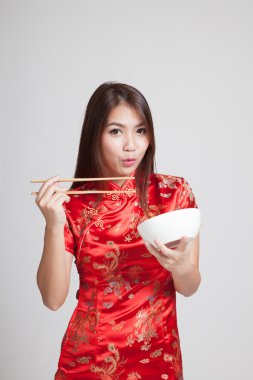 Asyalı kız cheongsam Çin yemek çubukları ile elbise