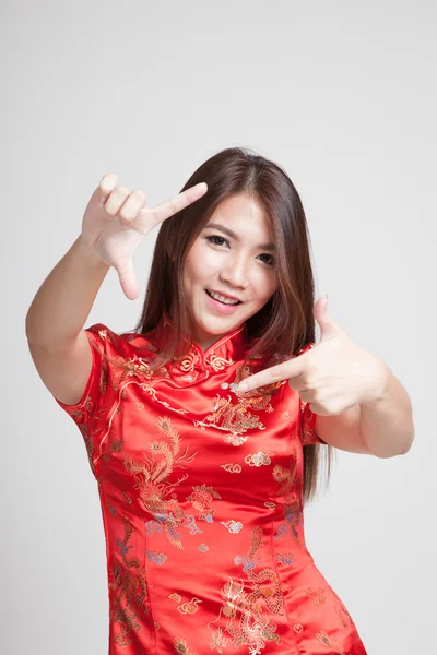 Asiatique fille en chinois cheongsam robe — Photo