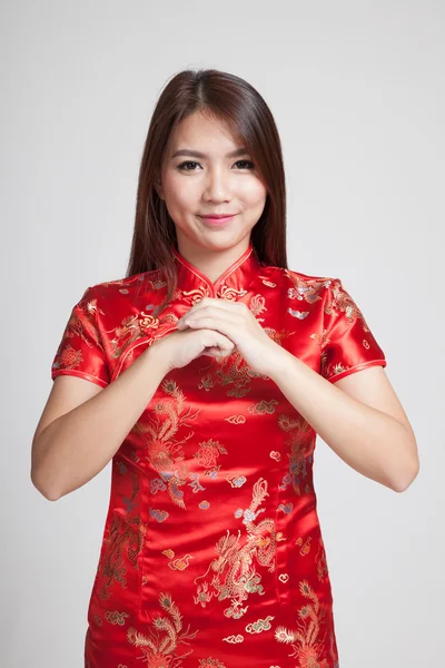 中国旗袍的亚洲女孩穿的 congratula 的手势 — 图库照片
