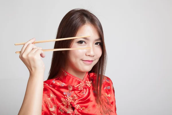箸で中国のチャイナ ドレスでアジアの少女をドレスします。 — ストック写真