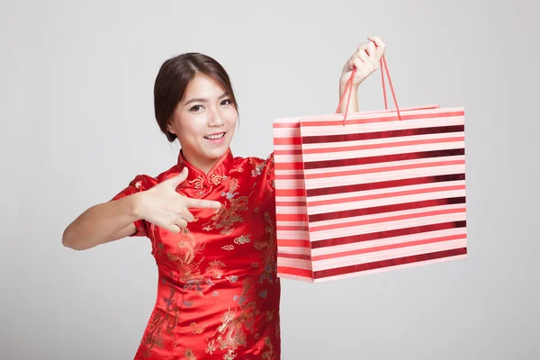 Chica asiática en cheongsam chino vestido con bolsa de compras — Foto de Stock