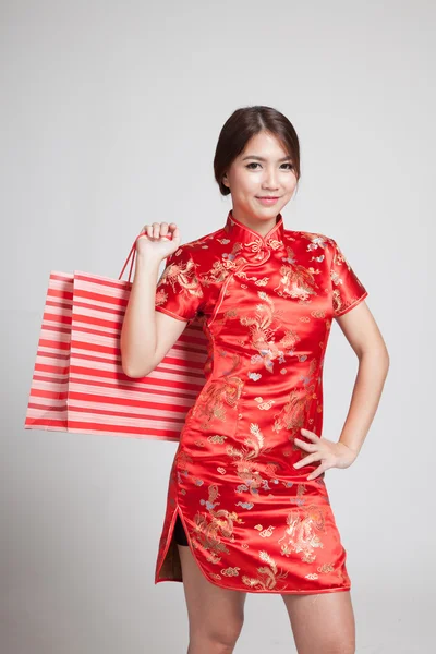Asiatisk pige i kinesisk cheongsam kjole - Stock-foto