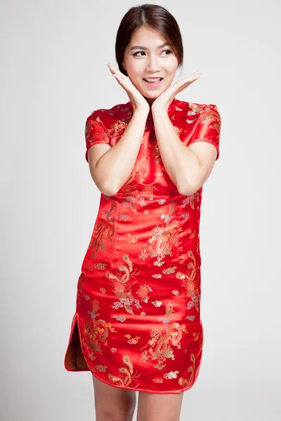 Asiatique fille en chinois cheongsam robe — Photo