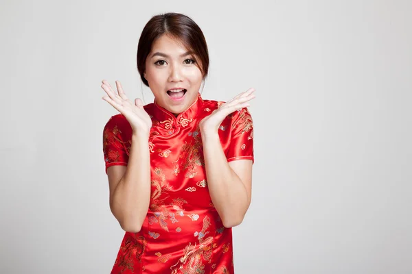 Emocionado chica asiática en cheongsam chino vestido —  Fotos de Stock