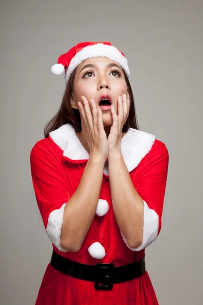 Asijské Vánoce dívka s Santa Claus oblečení šoku a vyhledejte — Stock fotografie
