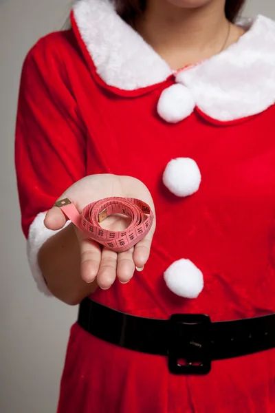 Азиатская девушка Рождества в одежде Санта-Клауса диета с измерением — стоковое фото