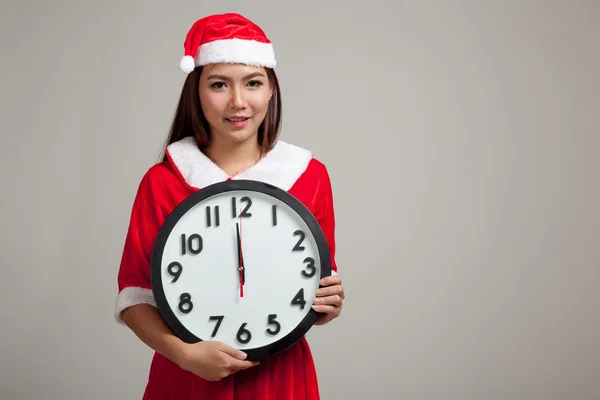 亚洲圣诞女孩在圣诞老人的衣服和在 midnigh 的时钟 — 图库照片