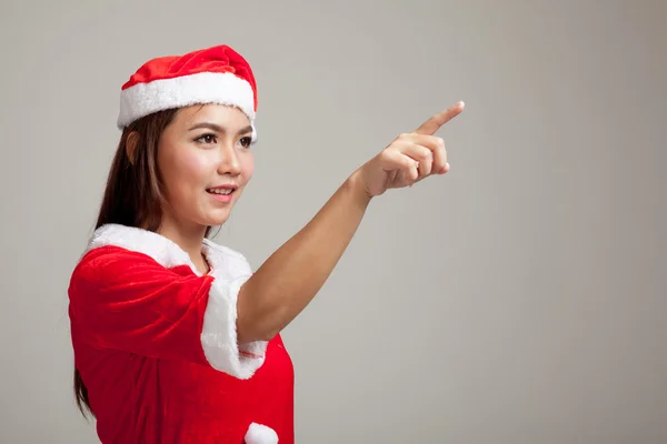 Asiatische Weihnachtsmädchen mit Weihnachtsmann Kleidung tun Touchscreen po — Stockfoto