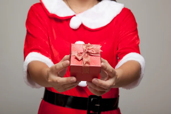 Asiatische Weihnachtsmädchen mit Weihnachtsmann Kleidung und Geschenk-Box — Stockfoto