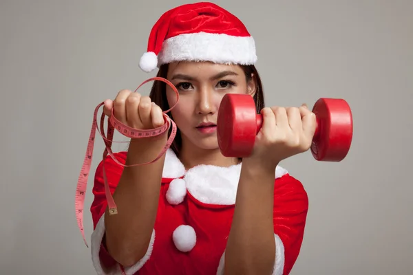 Asiatische Weihnachtsmädchen mit Weihnachtsmann Kleidung, Maßband ein — Stockfoto