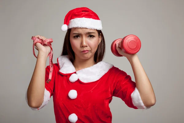 Menina asiática de Natal com roupas de Papai Noel, fita métrica um — Fotografia de Stock