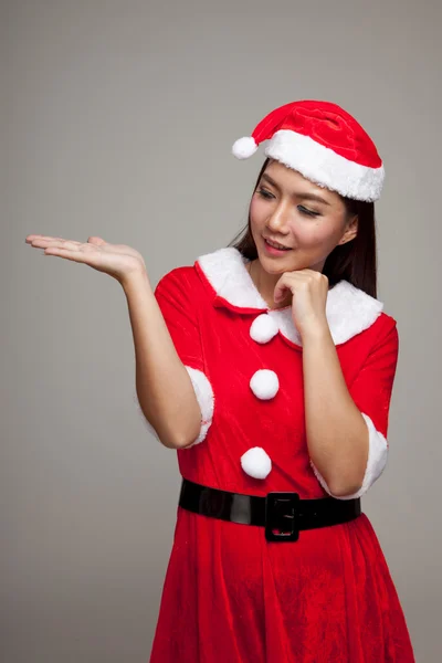 Asiatique fille de Noël avec Santa Claus vêtements présent espace sur h — Photo