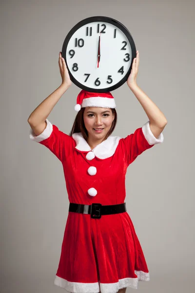 Asian Christmas girl in Santa Claus clothes and clock at midnigh — Stock Photo, Image