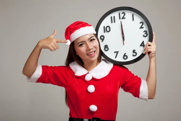 サンタ クロース服や濃いで時計のアジア クリスマス女の子 — ストック写真