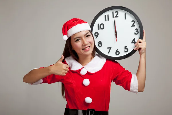 Asiatische Weihnachtsmädchen in Weihnachtsmann Kleidung und Uhr um Mitternacht — Stockfoto