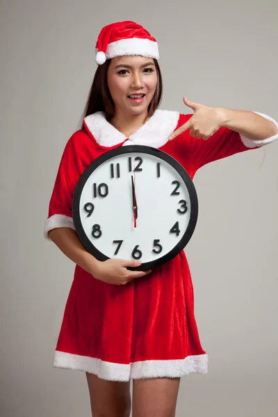 Asian Christmas girl in Santa Claus clothes and clock at midnigh — Stock Photo, Image