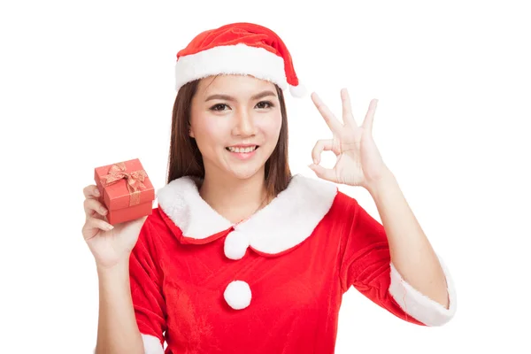 Χριστούγεννα κορίτσι της Ασίας δείχνουν Ok με ρούχα του Αϊ-Βασίλη και κόκκινο gi — Φωτογραφία Αρχείου