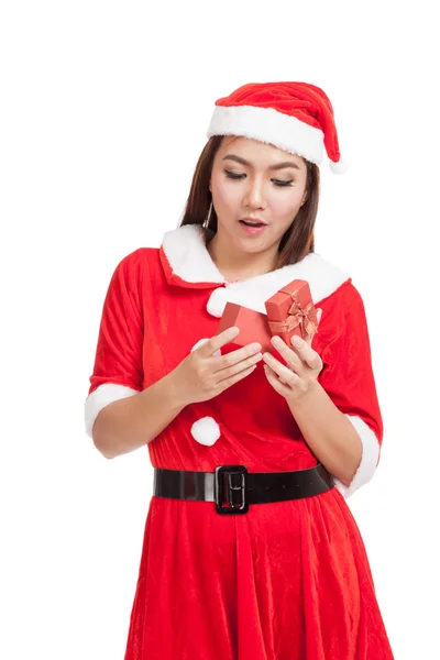 亚洲圣诞女孩与圣诞老人的衣服和红色礼品盒 — 图库照片