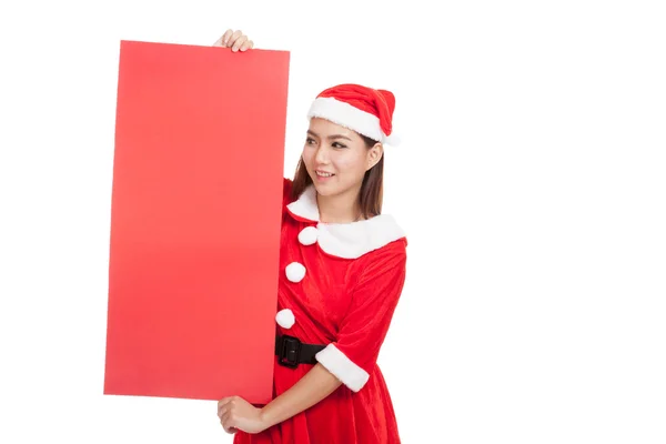 Aziatische kerst meisje met kleding van de kerstman met leeg teken — Stockfoto