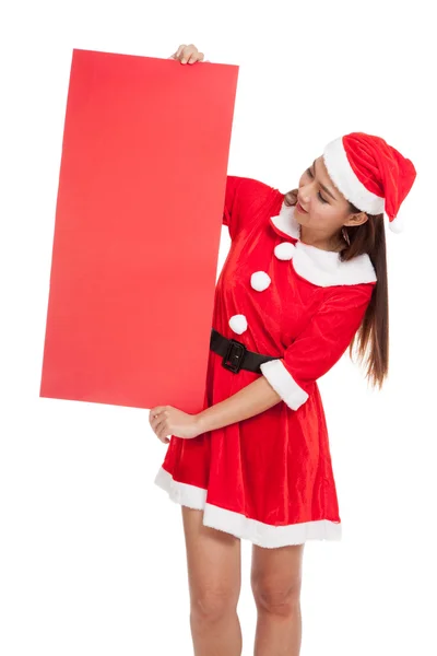Азиатская рождественская девушка в одежде Санта-Клауса с пустым знаком — стоковое фото