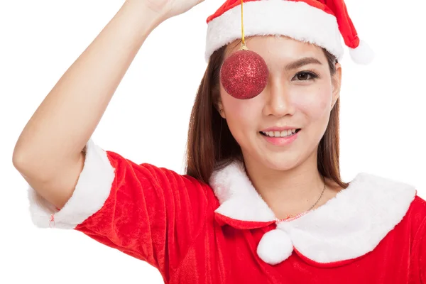 Asiatiska Christmas flicka med Santa Claus kläder med småsak boll — Stockfoto