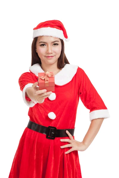 Asiatico ragazza di Natale con i vestiti di Babbo Natale e scatola regalo rossa — Foto Stock