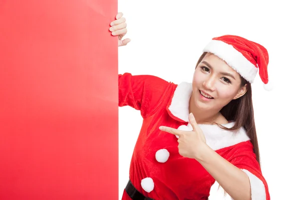 Menina de Natal asiática com roupas de Papai Noel apontam para sig em branco — Fotografia de Stock