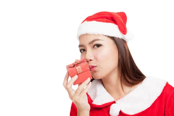 Asiatische Weihnachtsmädchen mit Weihnachtsmann Kleidung und rote Geschenkschachtel — Stockfoto