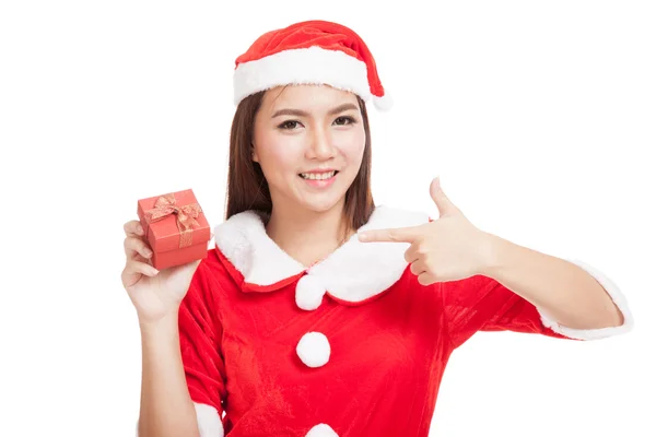 Asiatico ragazza di Natale con i vestiti di Babbo Natale e scatola regalo rossa — Foto Stock