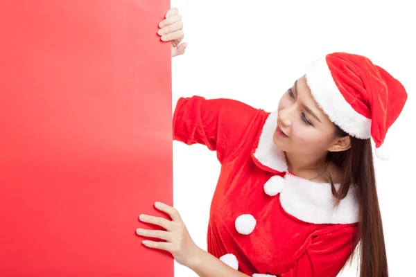 Menina asiática de Natal com roupas de Papai Noel com sinal em branco — Fotografia de Stock