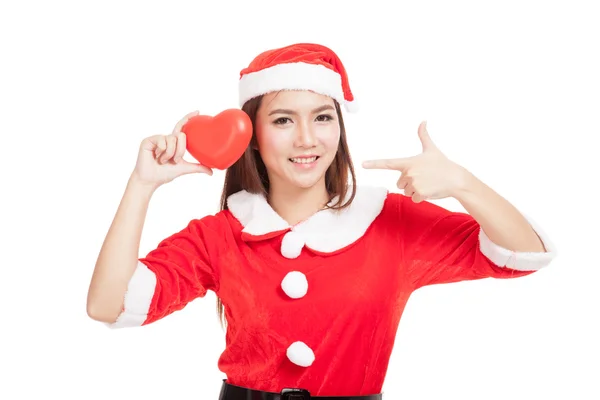 Menina de Natal asiática com roupas de Papai Noel apontam para o coração vermelho — Fotografia de Stock