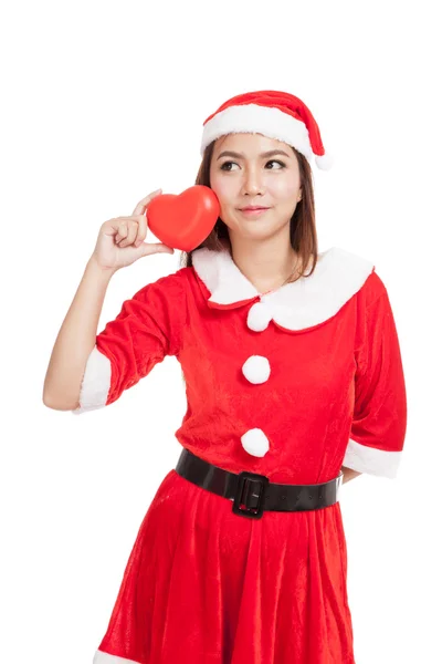 Menina asiática de Natal com roupas de Papai Noel com coração vermelho — Fotografia de Stock