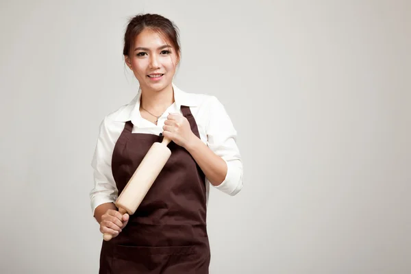 Ásia padeiro mulher no avental com madeira rolando pin — Fotografia de Stock
