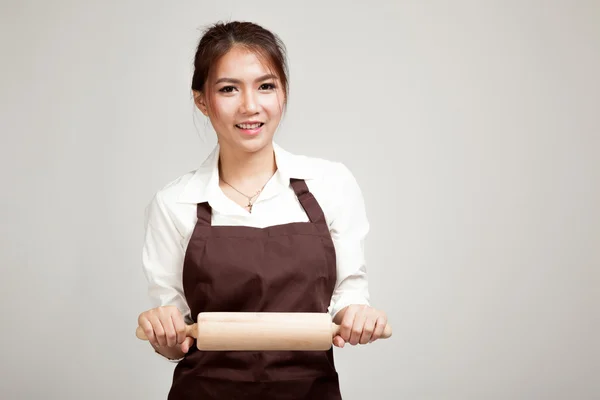 Mujer asiática Baker en delantal con rodillo de madera —  Fotos de Stock