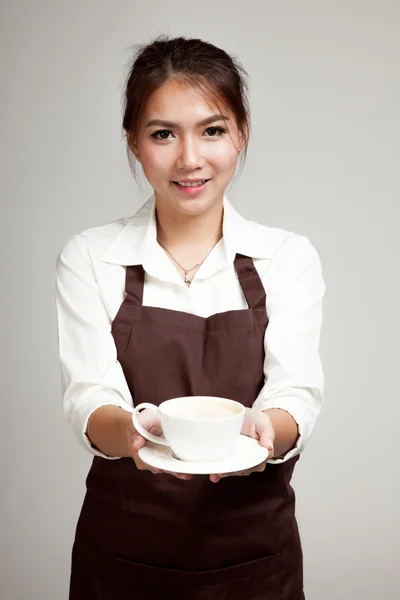 Serveerster of barista in schort houden van koffie — Stockfoto