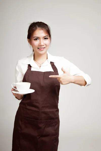 Servitris eller barista i förkläde holding kaffe — Stockfoto