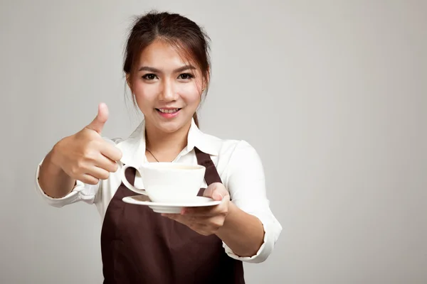 Servitris eller barista i förkläde tummen upp hålla kaffe — Stockfoto