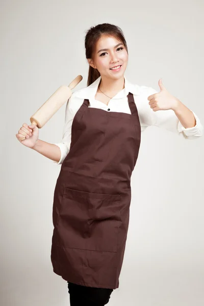 Aziatische Baker vrouw in schort duimen omhoog met houten deegroller — Stockfoto