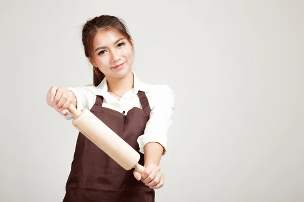 Asiatische Bäckerin in Schürze mit hölzernem Nudelholz — Stockfoto